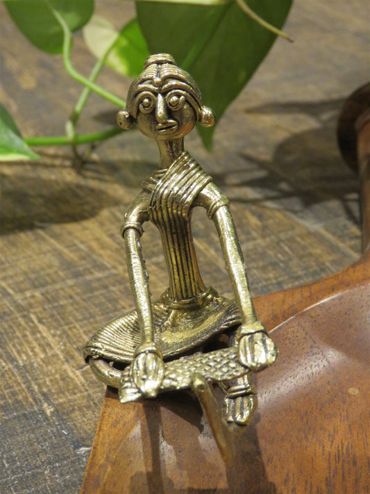 Wood And Dhokra Craft Serving Platter With Dhokra Lady Cutting Fish